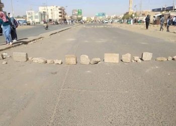 أغلق محتجون سودانيون عددا من شوارع الخرطوم للمطالبة بحكم ديمقراطي - مواقع تواصل