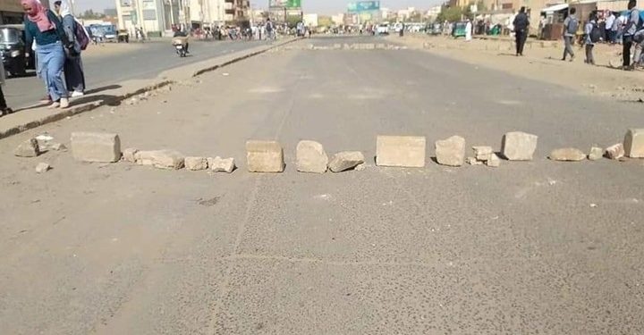 أغلق محتجون سودانيون عددا من شوارع الخرطوم للمطالبة بحكم ديمقراطي - مواقع تواصل