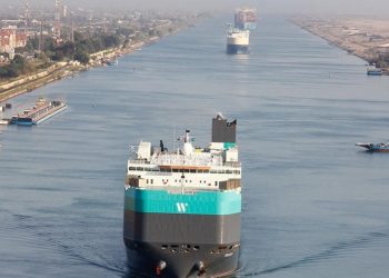 هيئة قناة السويس ترفع الرسوم الإضافية لعبور السفن