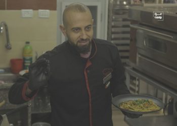 طباخ فلسطيني من غزة يقوم بإعداد مأكولات صينية