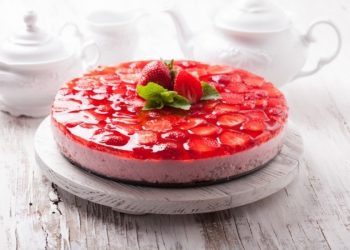طريقة عمل كيكة الفراولة بالجلي في المنزل