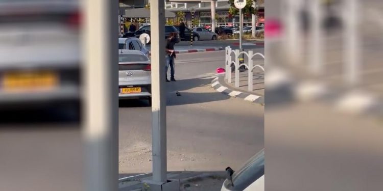 مقتل 4 إسرائيليين وإصابة 2 بعملية دهس وطعن ببئر السبع واستشهاد منفذها
