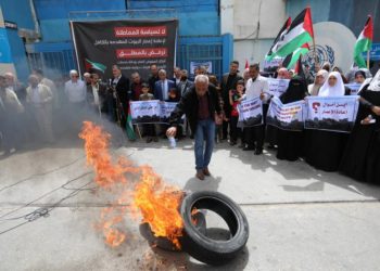 وقفة في غزة أمام مقر "الأونروا" احتجاجًا على المماطلة في ملف الإعمار