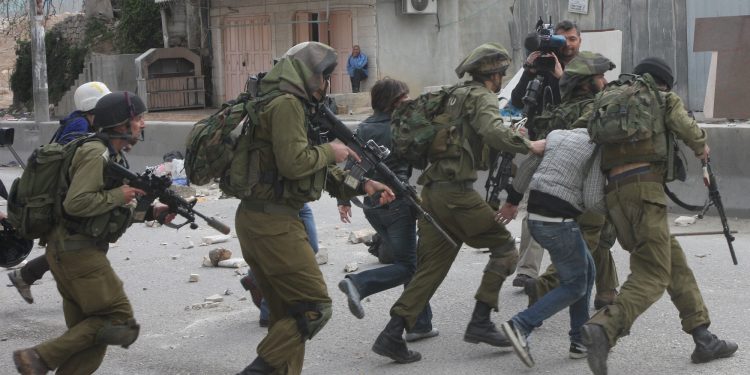 Israeli soldiers kidnap 16 Palestinians in West Bank raids