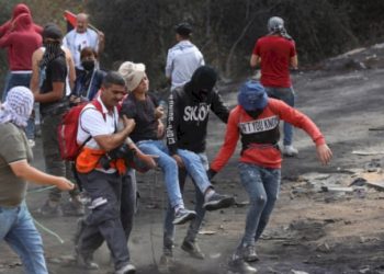 عشرات حالات الاختناق خلال مواجهات مع الاحتلال في بلدة بيتا