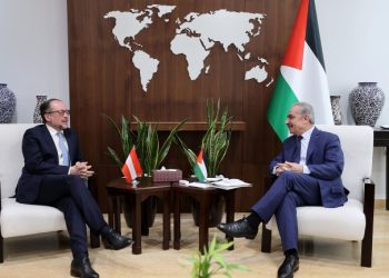 اشتية: الوضع الاقتصادي والمالي الذي نعيشه مرتبط بإجراءات الاحتلال