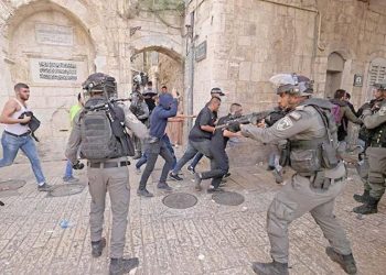 24 إصابة بقمع الاحتلال للمصلين ومحاصرته المسجد القبلي بالأقصى
