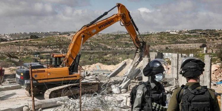 IOF orders demolition of Palestinian facilities in Issawiya