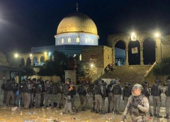 الاحتلال يمنع المصلين من دخول الأقصى بعد صلاة التراويح
