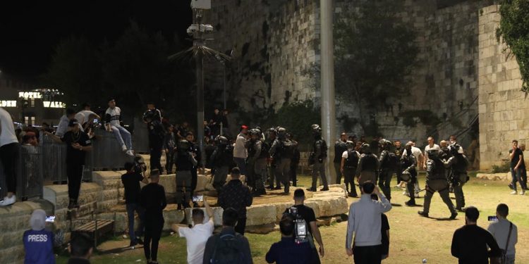 IOF uses brutal force to disperse Palestinians at Damascus Gate