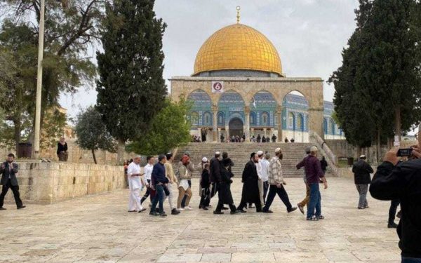 Israeli soldiers, settlers storm Al-Aqsa mosque