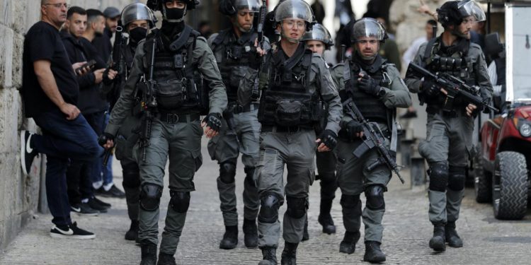 Sources: IOF kidnaps 10 Palestinians in West Bank