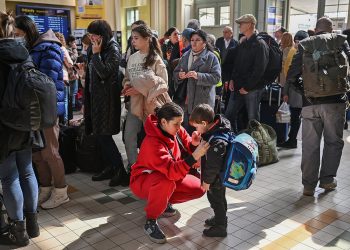 Ukrainian refugees top 4 million