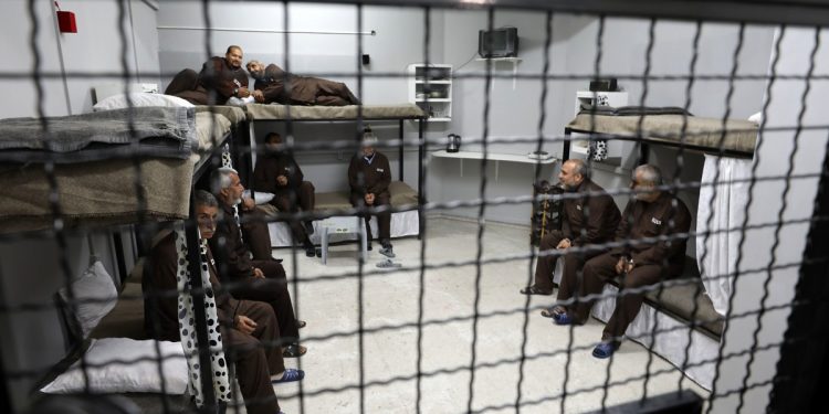 Palestinian administrative inmates boycott Israeli courts for 107 day