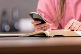 Studying via smartphones or paper books