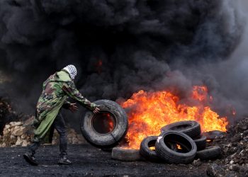 إصابة شاب بالرصاص وآخرون بالاختناق خلال مواجهات بمناطق متفرقة