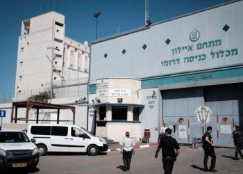 هيئة الأسرى: تدهور حالة أسير جريح ونقله إلى المشفى