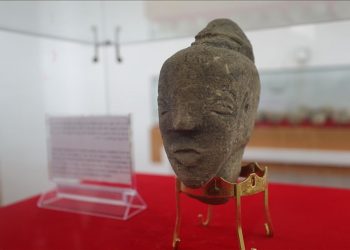 وزارة السياحة تعرض الاكتشاف الأثري الجديد تمثال "الآلهة الكنعانية"