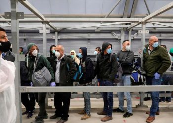 هآرتس: خلافات إسرائيلية بشأن تسهيل شروط الحصول على تصاريح العمل