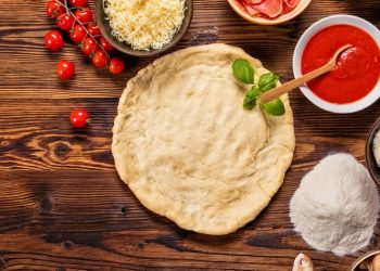 عجينة بيتزا بالأعشاب