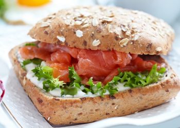 ساندويش السلمون المدخن والأفوكادو