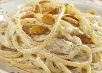 مكرونة باللبن والطحينة