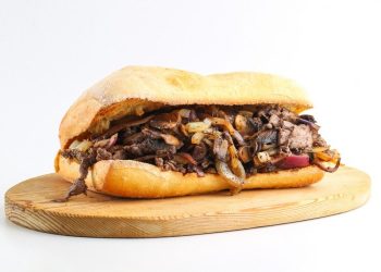 ساندويش الستيك مع البصل المقرمش