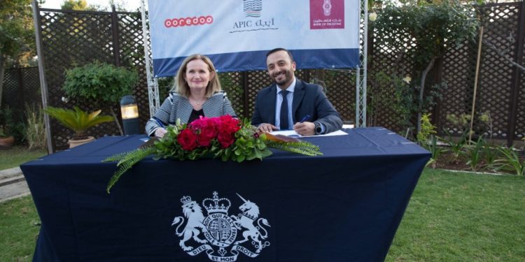 القنصلية البريطانية و Ooredoo فلسطين توقعان اتفاقية شراكة لدعم برنامج Chevening للمنح الدراسية