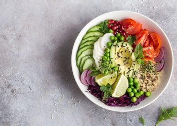 سلطة كينوا بالأفوكادو