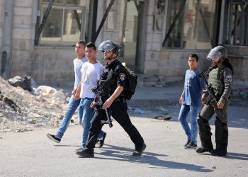 Sources: IOF arrests 16 Palestinians in West Bank