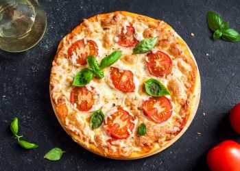 طريقة عمل البيتزا مثل المطاعم