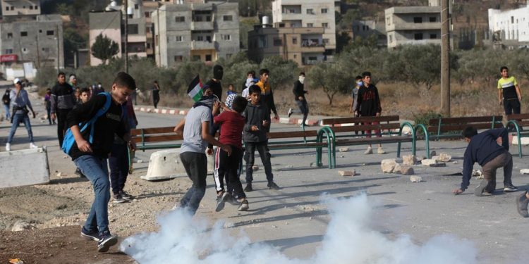 Israeli soldiers open fires at schools in West Bank