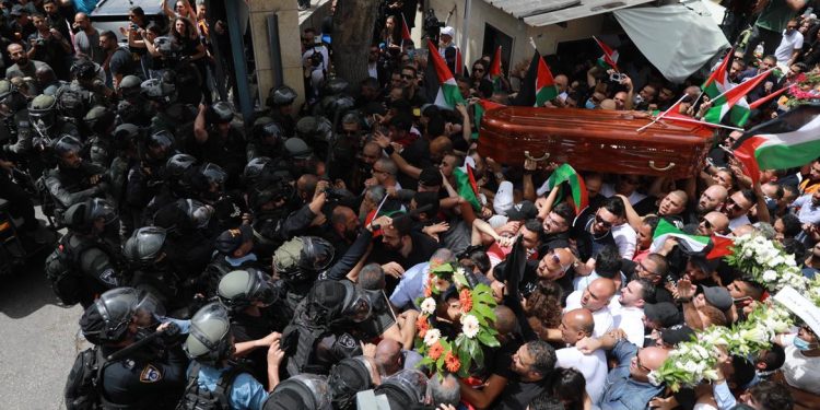 RSF: Israeli police beats, bans journalist from filming funeral of Abu Akleh