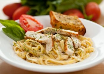 فيتوتشيني بالدجاج والكريمة