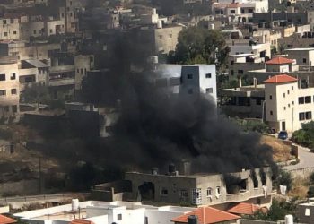 شاهد: الاحتلال يقصف منزلاً بقذائف "الإنيرجا" بمخيم جنين واشتعال النيران فيه