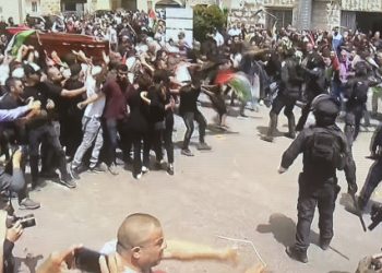 شرطة الاحتلال تعتدي على مشيعي جثمان أبو عاقلة