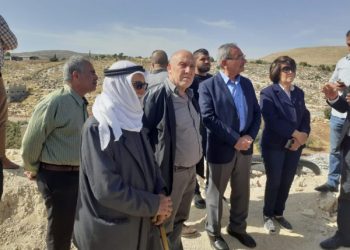 وفد قيادي من الديمقراطية يقوم بزيارة تضامنية لأهالي بيت دجن