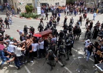 "الخارجية" تُدين اعتداء الاحتلال على المشاركين في تشييع أبو عاقلة