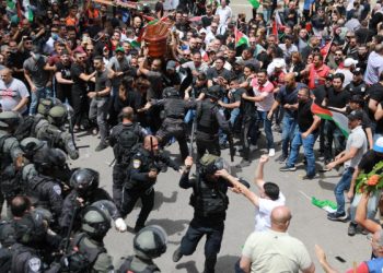 "الديمقراطية": جريمة الاعتداء على جنازة أبو عاقلة لا تقل بشاعةً عن جريمة اغتيالها