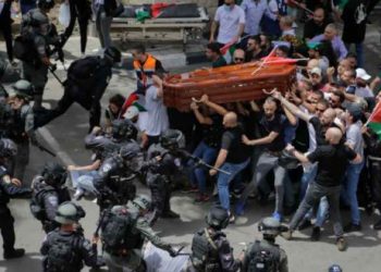 منتدى الإعلاميين الفلسطينيين يشجب اعتداء قوات الاحتلال على جنازة "أبو عاقلة"