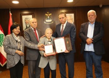 دبور يقلد زينب ساق الله وسام الرئيس محمود عباس