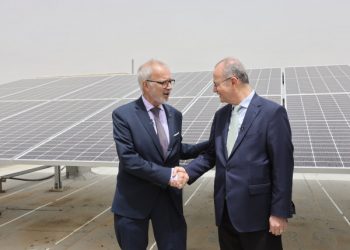 صندوق الاستثمار الفلسطيني ورئيس بنك الاستثمار الأوروبي يتفقدان العمل في مشروع الطاقة الشمسية للمدارس