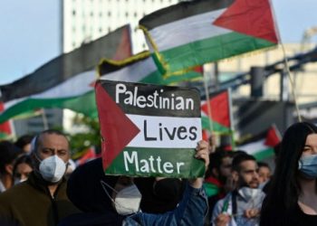 وقفة احتجاجية وشجب لاغتيال أبو عاقلة أمام السفارة الإسرائيلية في برلين