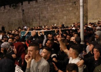 شاهد: جرحى الاحتلال اعتداء على جثمان الشهيد وليد الشريف في القدس