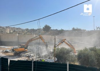 Israeli bulldozers destroy two-story building in Jerusalem
