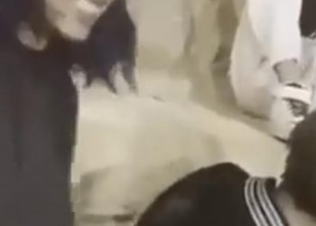 فتاة تتعرض للضرب من قبل فتاة يثير غضب السعوديين