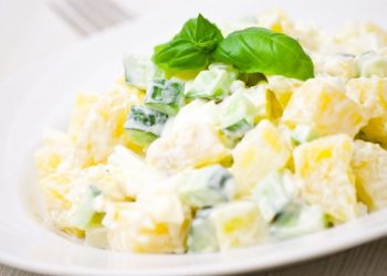 سلطة البطاطس بالخيار والزبادي