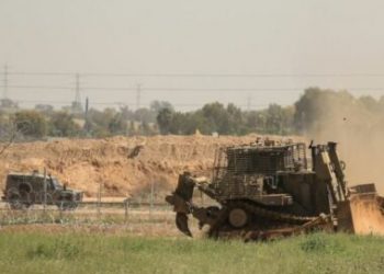 Israeli soldiers set fire at agricultural lands in Southern Gaza