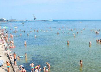 الأوكرانيون يتناسون الحرب ويخرجون للتمتع بالشمس والبحر