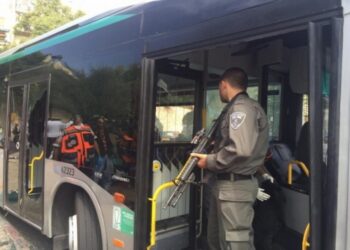 اعتقال طفل رشق الحجارة باتجاه حافلة إسرائيلية في القدس